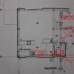 Plan domu z zaznaczoną kanalizacją w kuchni i łazience. Widać rury PVC i oznaczenia zmian.