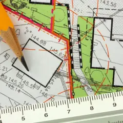 Ołówek i linijka na mapie geodezyjnej. Plan działki z wymiarami, pomocny, jak znaleźć działkę po numerze.