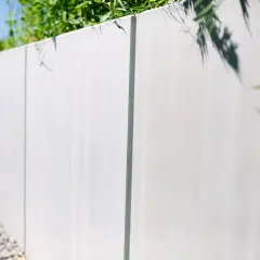 Nowoczesny murek oporowy z betonu, idealny na tanie i estetyczne ogrodzenie.