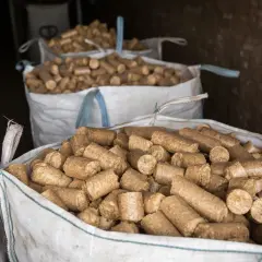 Wielkie worki wypełnione pelletem drzewnym, idealnym paliwem do pieca na biomasę.