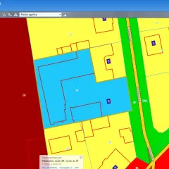 System e-mapa pozwala sprawdzić, kto jest właścicielem działki, wpisując jej numer.