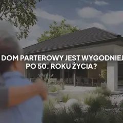 Dwoje starszych ludzi przytula się na tle nowoczesnego domu parterowego. Czy to najciekawsze projekty domów parterowych dla seniorów?