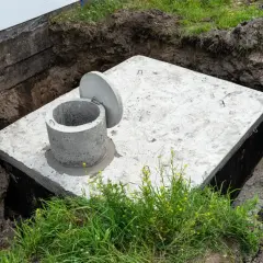 Nowy betonowy zbiornik na szambo, gotowy do zakopania. Brak rachunków za wywóz szamba może skutkować karą.