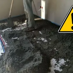 Praca nad wylewką pod płytki. Zastanawiasz się, ile musi schnąć wylewka pod płytki? Cierpliwość jest kluczowa!