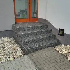 Schody z kamiennym dywanem. Zobacz, jak zrobić kamienny dywan samemu i odmień swój dom!