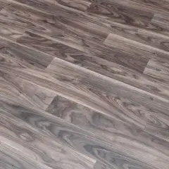 Szare linoleum na balkon, imitujące drewno, z widocznym usłojeniem. Idealne do stworzenia przytulnej przestrzeni.