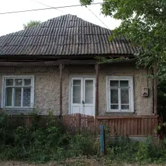 Stary dom z falistym dachem i zarośniętym ogrodem. Jak zrobić odbiór domu po 20 latach?