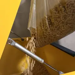 Wsypywanie pelletu do zasobnika. Szukasz odpowiedzi, jaki piec na pellet do domu 200m2?