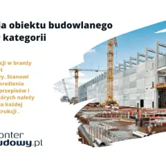 Budowa obiektu budowlanego z żurawiami i zbrojeniem. Kategoria obiektu budowlanego jest kluczowa dla przepisów.