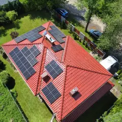 Dach z panelami fotowoltaicznymi. Czy fotowoltaika się opłaca? Wiele zależy od nasłonecznienia i instalacji.