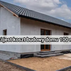 Szary, nieotynkowany dom w trakcie budowy. Na elewacji tekst: "Jaki jest koszt budowy domu 100 m²?".