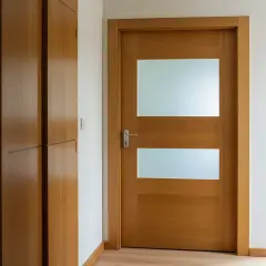 Nowe drzwi wejściowe z przeszkleniem, efekt renowacji.