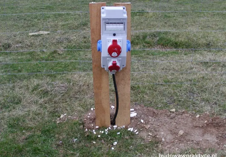 Skrzynka elektryczna na działce, gotowa do podłączenia narzędzi. Co dalej? Zasilanie dla Twoich projektów ogrodowych.