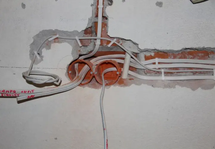 Widoczne przewody i puszki elektryczne, część starej instalacji elektrycznej.