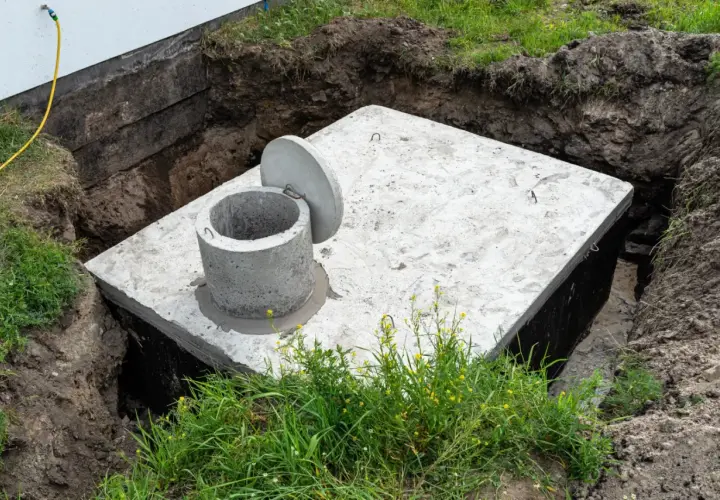 Nowy betonowy zbiornik na szambo, gotowy do zakopania. Brak rachunków za wywóz szamba może skutkować karą.