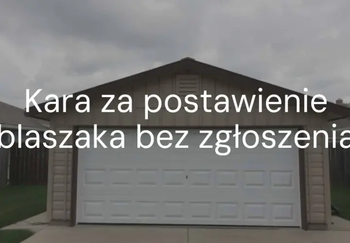 Kara za postawienie blaszaka bez zgłoszenia. Podjazd przed garażem z białymi drzwiami, obok domy i zielony trawnik.