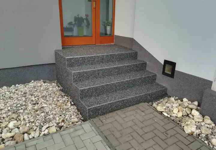 Schody z kamiennym dywanem. Zobacz, jak zrobić kamienny dywan samemu i odmień swój dom!