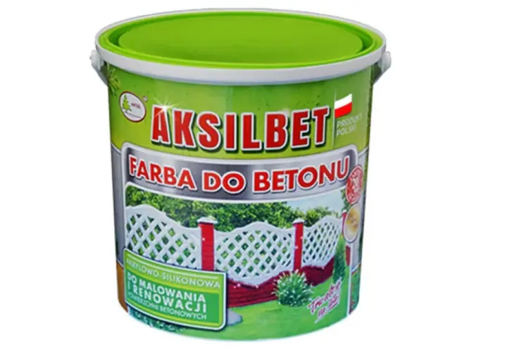 Jaka farba do betonu na zewnątrz? Pojemnik farby Aksamit do malowania i renowacji powierzchni betonowych, z widokiem na biały, ażurowy płotek.