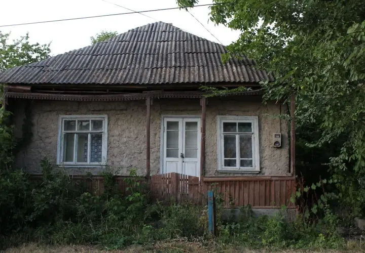 Stary dom z falistym dachem i zarośniętym ogrodem. Jak zrobić odbiór domu po 20 latach?