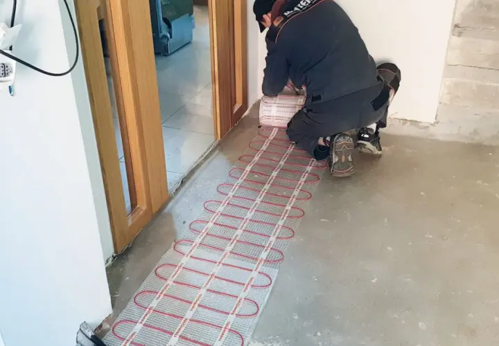 Instalacja ogrzewania podłogowego elektrycznego. Zastanawiasz się nad ogrzewanie podłogowe elektryczne koszty miesięczne? To pierwszy krok do komfortu i oszczędności.