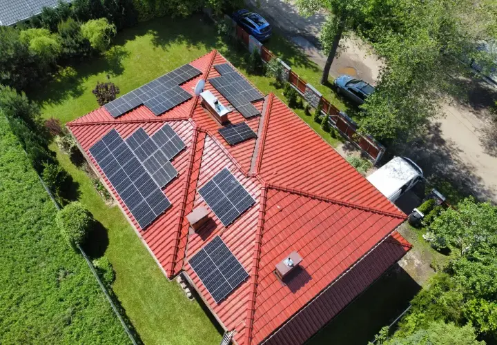 Dach z panelami fotowoltaicznymi. Czy fotowoltaika się opłaca? Wiele zależy od nasłonecznienia i instalacji.