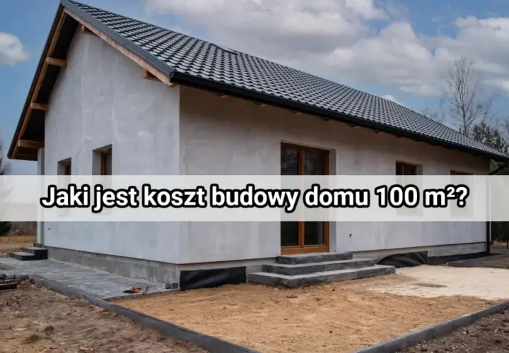Szary, nieotynkowany dom w trakcie budowy. Na elewacji tekst: "Jaki jest koszt budowy domu 100 m²?".