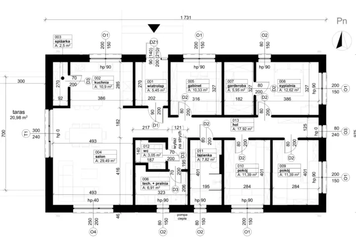 Rzut parteru domu z wymiarami i nazwami pomieszczeń. Plan zawiera salon, kuchnię, sypialnie, łazienkę, co, garderobę, hol, spiżarkę, wiatrołap i taras. Dane te pomogą w oszacowaniu kosztów budowy domu.