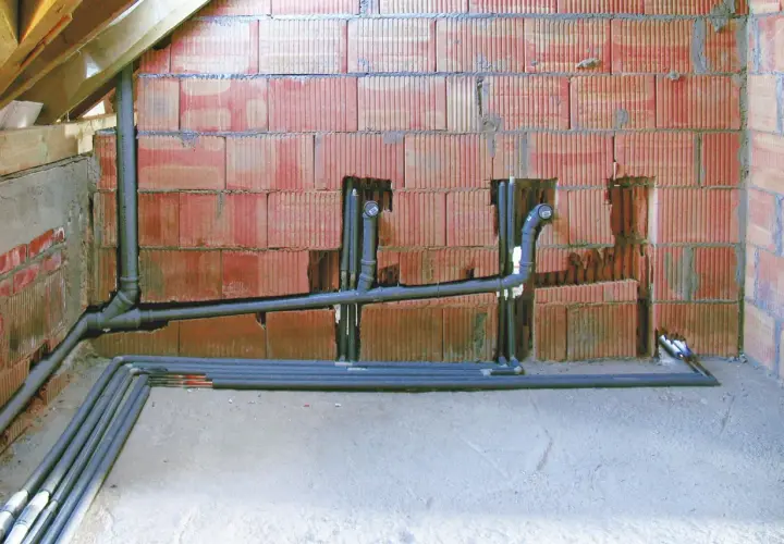 Instalacja hydrauliczna w trakcie budowy. Rury odpływowe i piony kanalizacyjne, przygotowanie do montażu urządzeń sanitarnych, w tym jak zrobić odpowietrzenie wc.