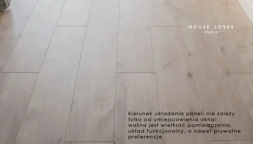Jasne panele podłogowe ułożone wzdłuż pomieszczenia. Wskazówki jak kłaść panele: kierunek zależy od wielkości pokoju i preferencji.