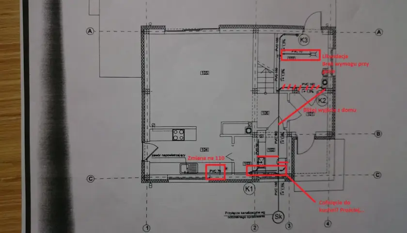 Plan domu z zaznaczoną kanalizacją w kuchni i łazience. Widać rury PVC i oznaczenia zmian.