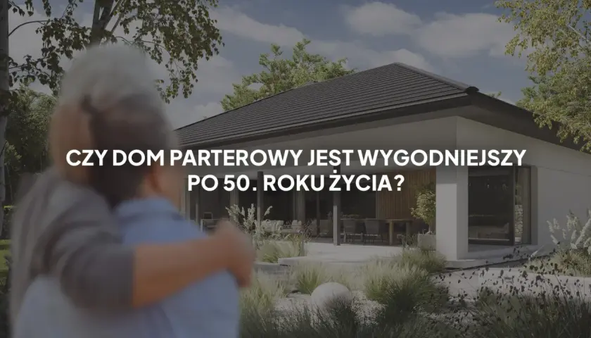 Dwoje starszych ludzi przytula się na tle nowoczesnego domu parterowego. Czy to najciekawsze projekty domów parterowych dla seniorów?