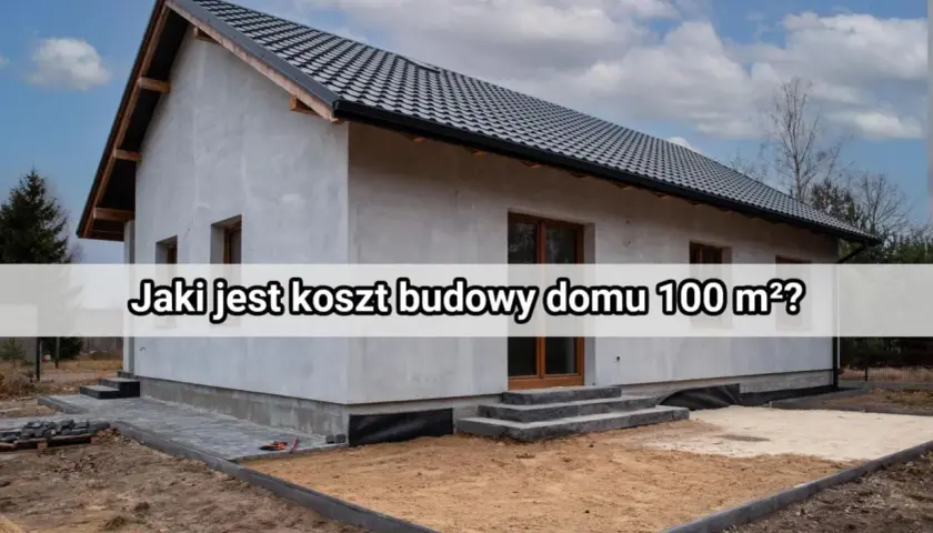 Nowy, szary dom parterowy do 100m2 w trakcie budowy. Na froncie schody i plac budowy.