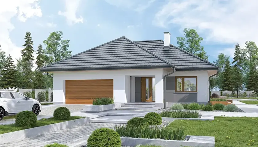 Nowoczesny dom w renklodach (g2) z drewnianą bramą garażową, białymi ścianami i szarym dachem. Przed domem zadbany ogród z krzewami i chodnikiem.
