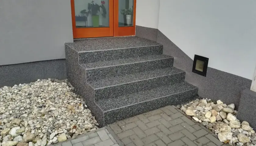 Schody z kamiennym dywanem. Zobacz, jak zrobić kamienny dywan samemu i odmień swój dom!
