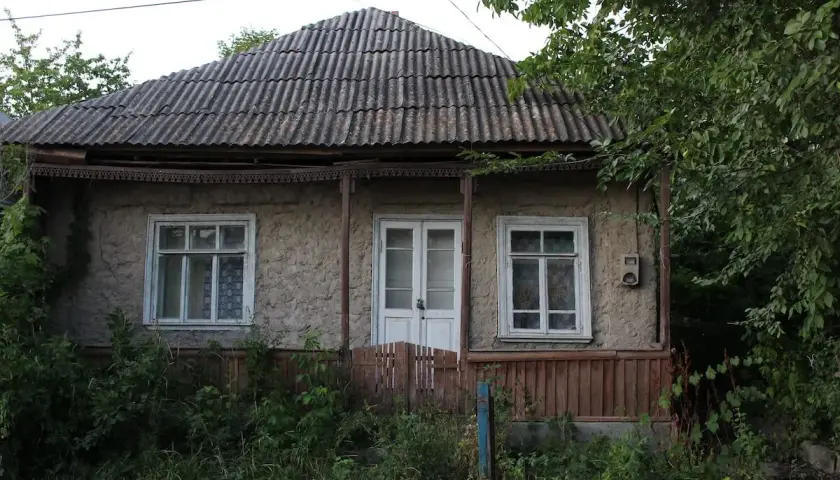 Stary dom z falistym dachem i zarośniętym ogrodem. Jak zrobić odbiór domu po 20 latach?