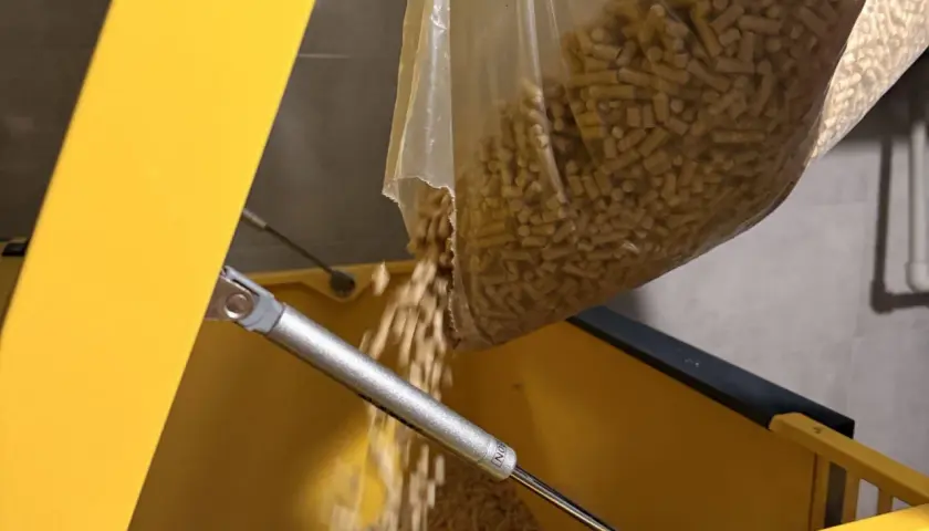 Wsypywanie pelletu do zasobnika. Szukasz odpowiedzi, jaki piec na pellet do domu 200m2?