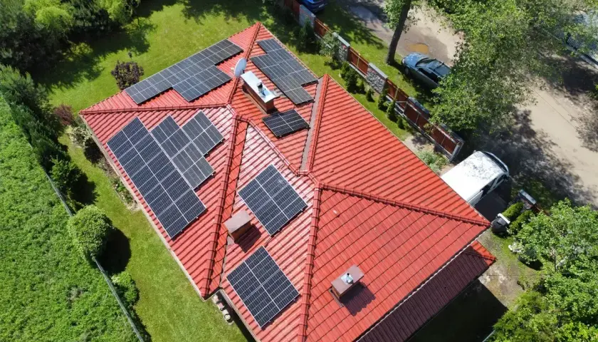 Dach z panelami fotowoltaicznymi. Czy fotowoltaika się opłaca? Wiele zależy od nasłonecznienia i instalacji.