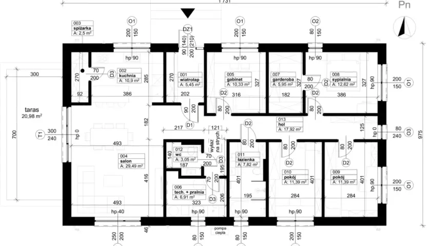 Rzut parteru domu z wymiarami i nazwami pomieszczeń. Plan zawiera salon, kuchnię, sypialnie, łazienkę, co, garderobę, hol, spiżarkę, wiatrołap i taras. Dane te pomogą w oszacowaniu kosztów budowy domu.