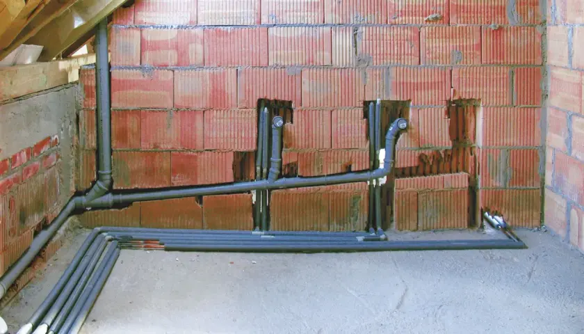 Instalacja hydrauliczna w trakcie budowy. Rury odpływowe i piony kanalizacyjne, przygotowanie do montażu urządzeń sanitarnych, w tym jak zrobić odpowietrzenie wc.