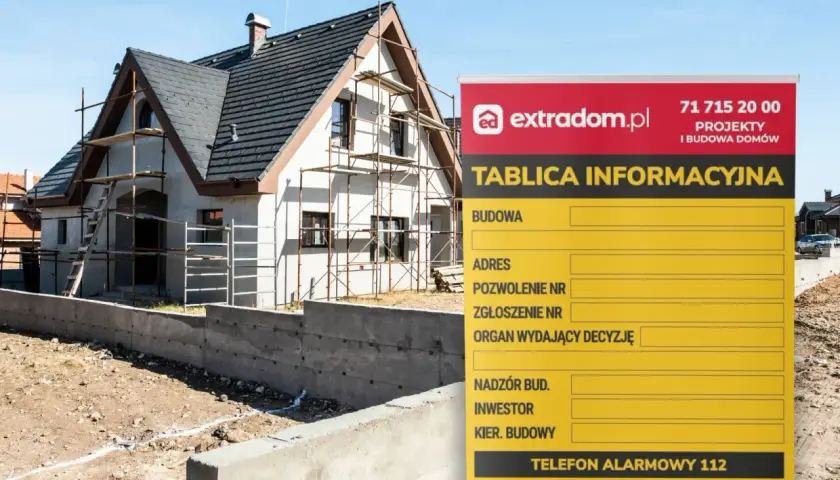 Tablica informacyjna budowy domu w trakcie prac, z widocznymi rusztowaniami. Na tablicy dane dotyczące budowy, adresu i kontaktów.