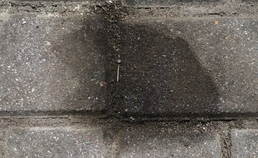 Jak usunąć stare plamy z oleju z kostki brukowej?