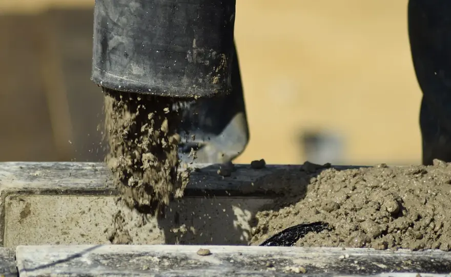 Ile schnie beton w 5°C? Poznaj ryzyko i skuteczne metody