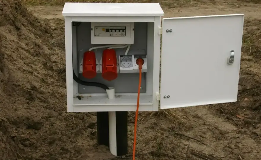 Prąd do działki bez domu - Jak podłączyć? Poradnik krok po kroku