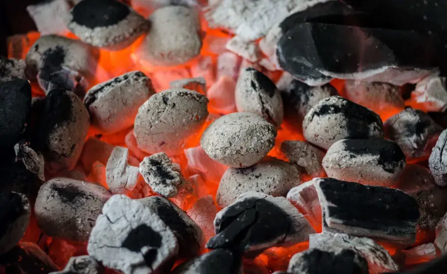 Niedopalony ekogroszek w popielniku - marnujesz pieniądze?