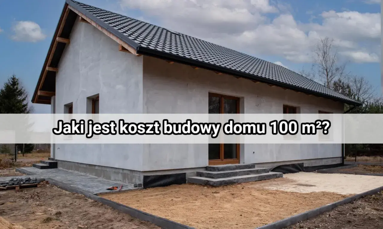 Nowy, szary dom parterowy do 100m2 w trakcie budowy. Na froncie schody i plac budowy.