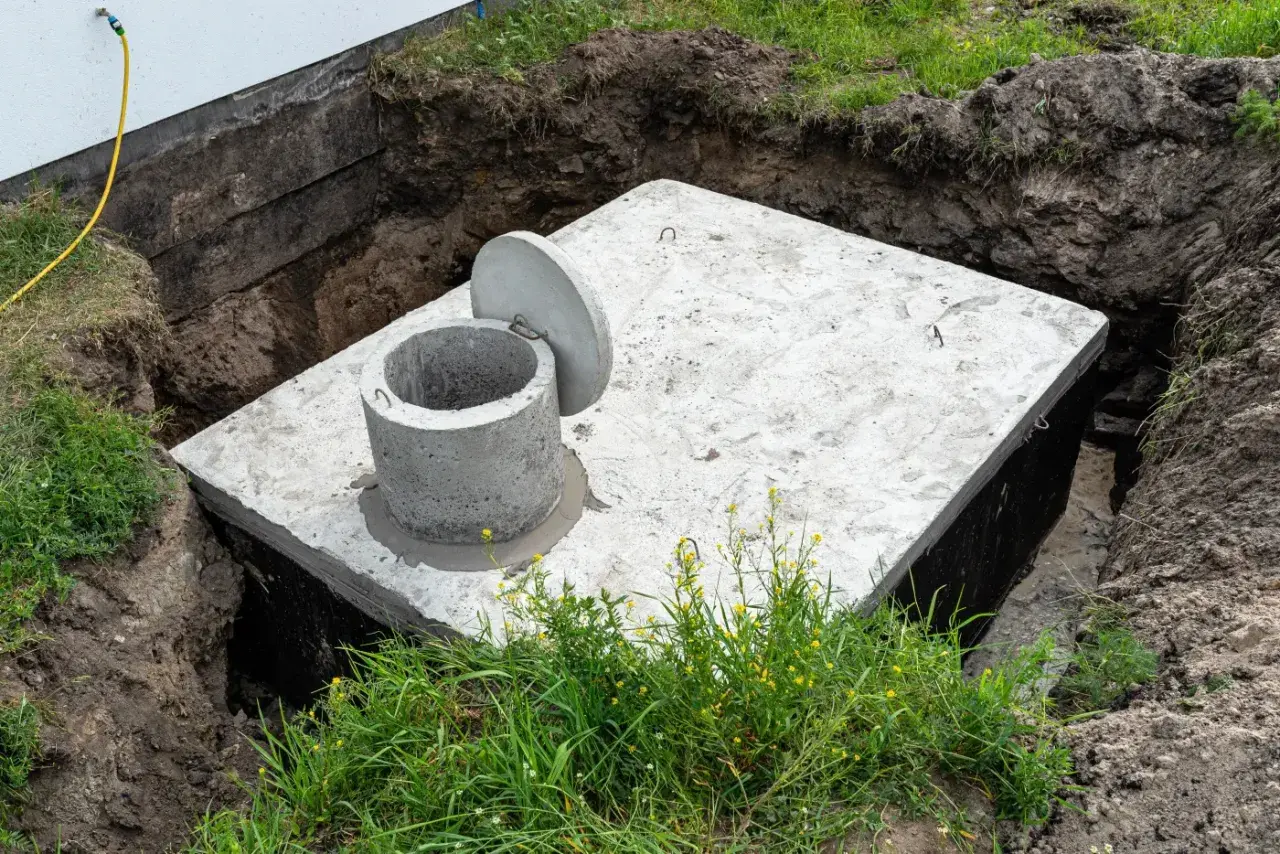 Nowy betonowy zbiornik na szambo, gotowy do zakopania. Brak rachunków za wywóz szamba może skutkować karą.