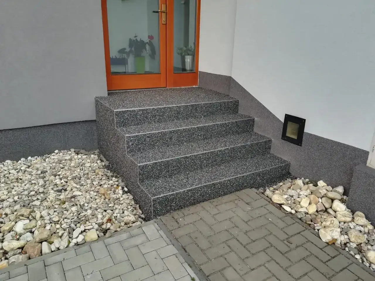 Schody z kamiennym dywanem. Zobacz, jak zrobić kamienny dywan samemu i odmień swój dom!