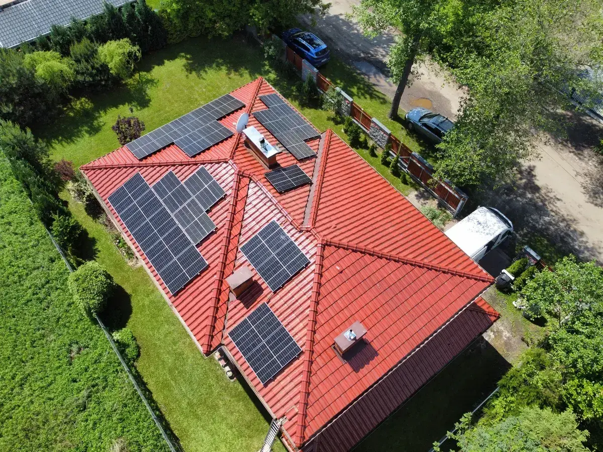Dach z panelami fotowoltaicznymi. Czy fotowoltaika się opłaca? Wiele zależy od nasłonecznienia i instalacji.