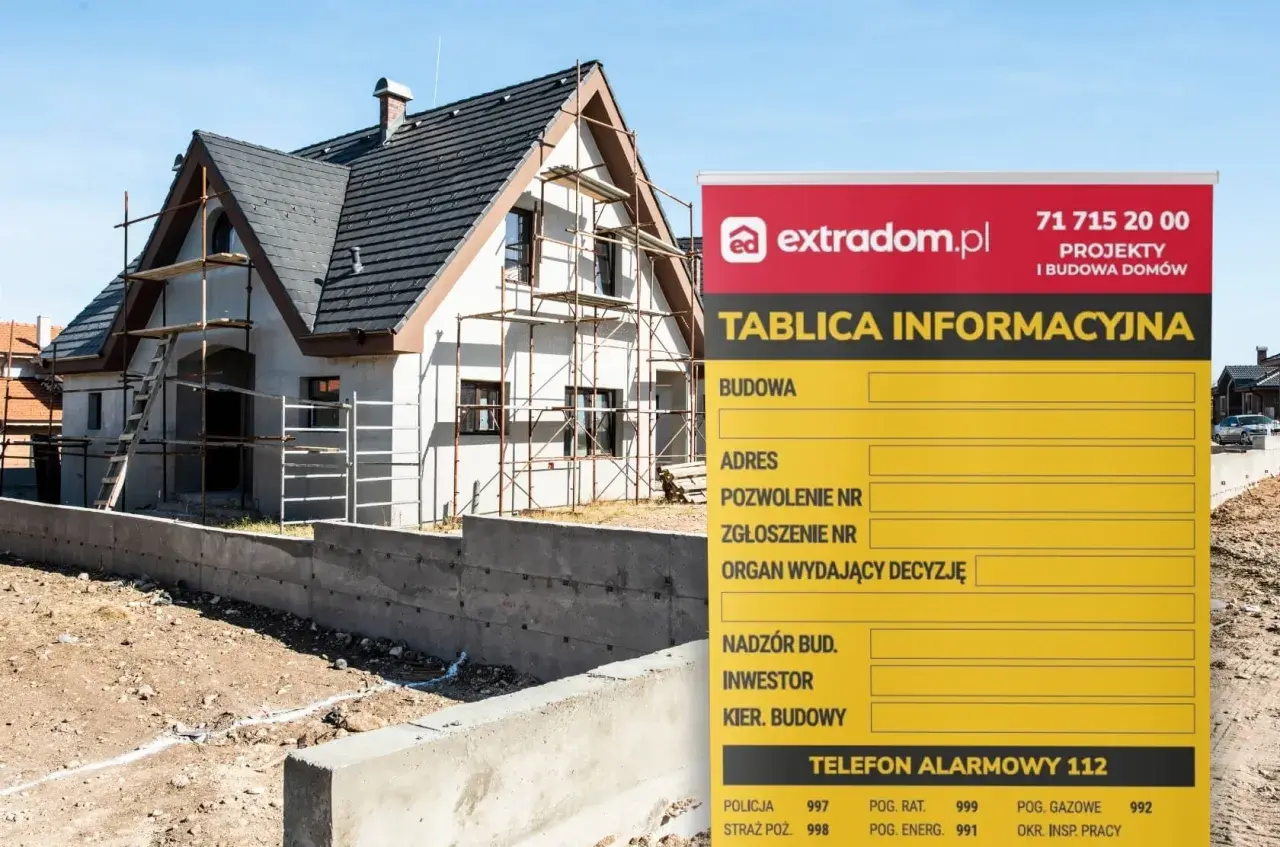 Tablica informacyjna budowy domu w trakcie prac, z widocznymi rusztowaniami. Na tablicy dane dotyczące budowy, adresu i kontaktów.