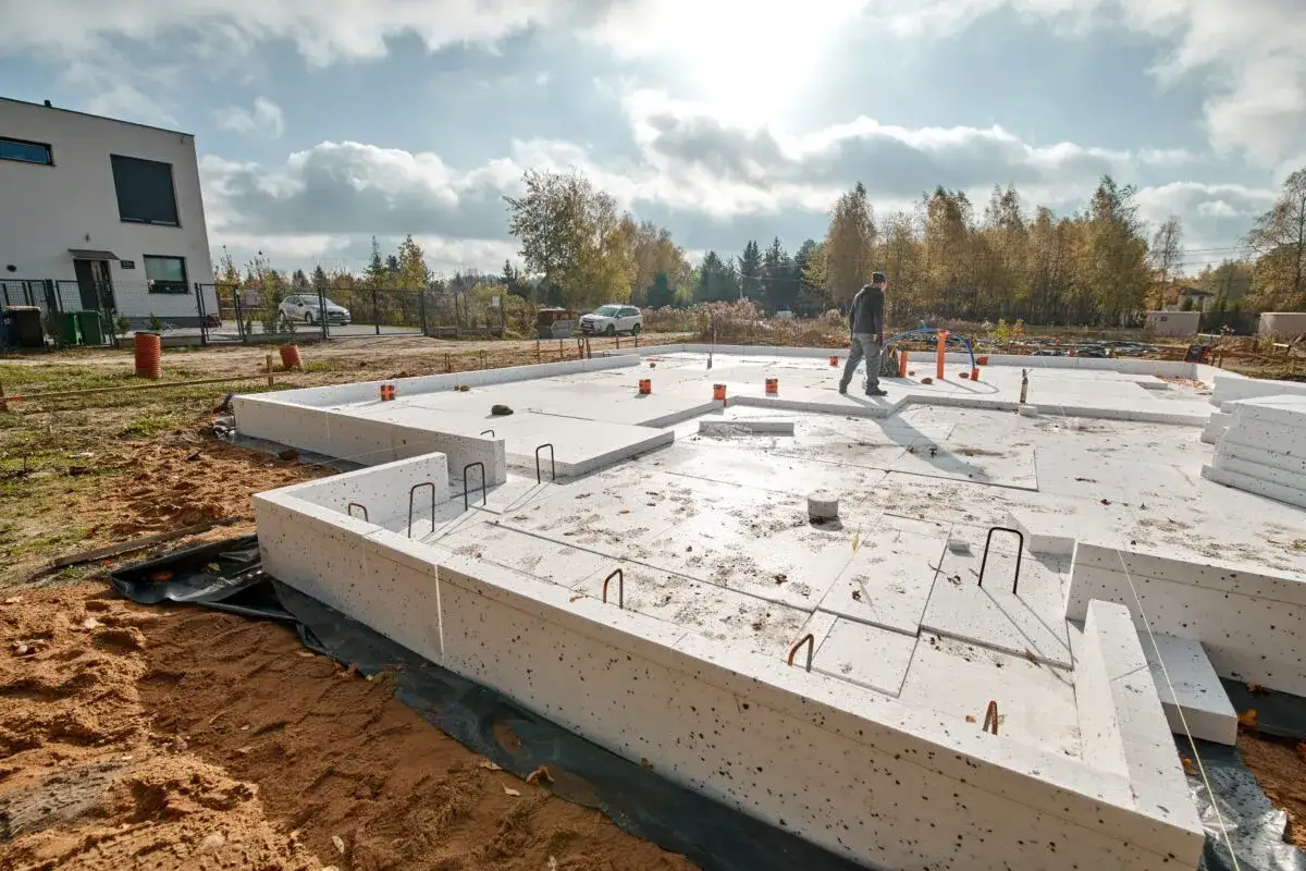 Płyta fundamentowa pod garaż w trakcie budowy. Widać elementy izolacyjne i zbrojenie.